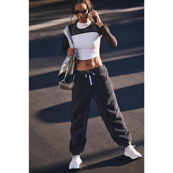 New FREE PEOPLE Sundown Fleece Jogger Style Pants $168 LARGE Black Sherpa - Picture 2 of 6